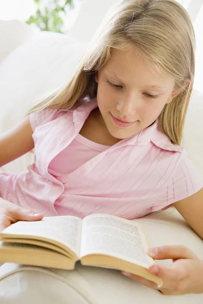 Молода Дівчина Сидить Дивані Читаючи Книгу — стокове фото