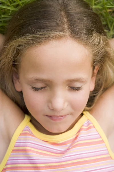 Młoda dziewczyna, leżenie na trawie — Zdjęcie stockowe