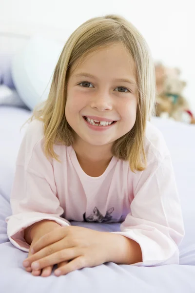 Młoda Dziewczyna Leżąc Łóżku Jej Piżamy — Zdjęcie stockowe