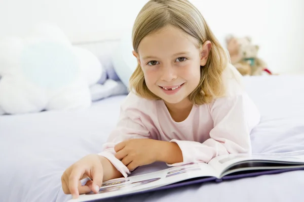 Genç Kız Onu Pijama Yatağında Yatan Bir Kitap Okuma — Stok fotoğraf