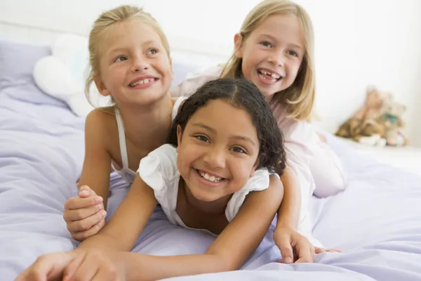 Três Jovens Meninas Deitadas Cima Umas Das Outras Seus Pijamas — Fotografia de Stock