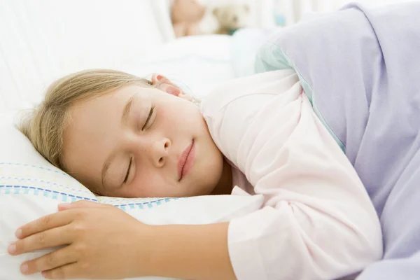 若い女の子の彼女のベッドで眠っています。 — ストック写真