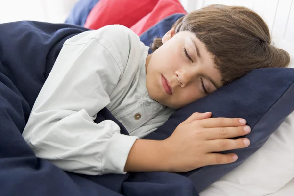 Ung Pojke Sover Sin Säng — Stockfoto
