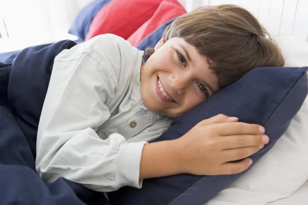 Νεαρό Αγόρι Ξαπλωμένος Στο Κρεβάτι Του — Φωτογραφία Αρχείου