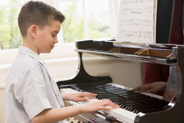 Pojke spela piano — Stockfoto