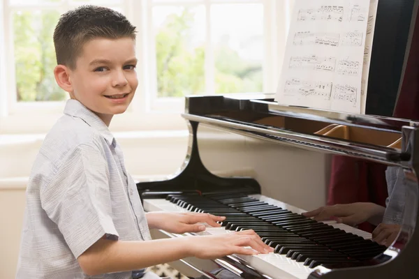 Junge Spielt Klavier — Stockfoto