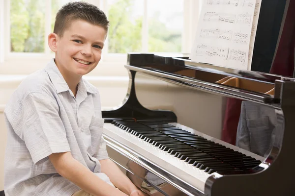 Garçon Jouant Piano — Photo