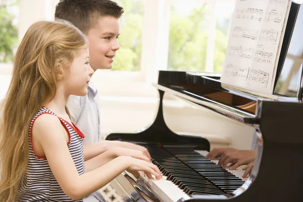 Bror och syster spela piano — Stockfoto