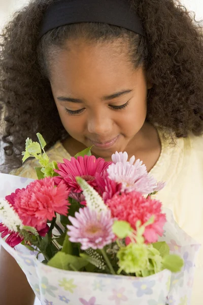 Νεαρό κορίτσι μυρίζοντας μια ανθοδέσμη των λουλουδιών — Φωτογραφία Αρχείου