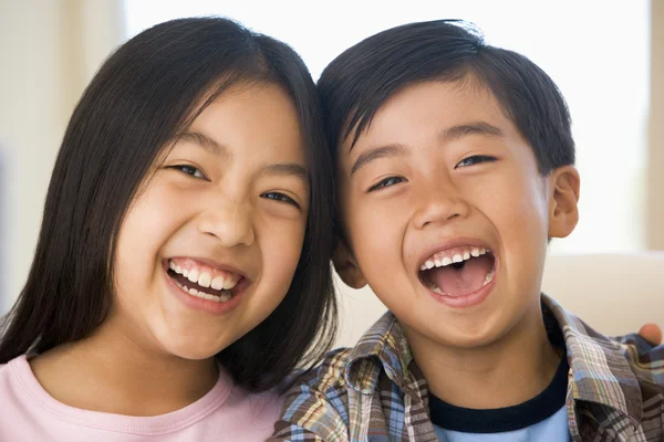 Hermano y hermana riendo —  Fotos de Stock