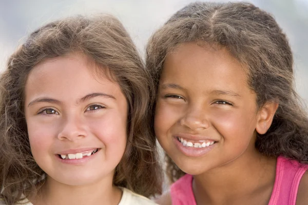 Портрет двух молодых девушек — стоковое фото