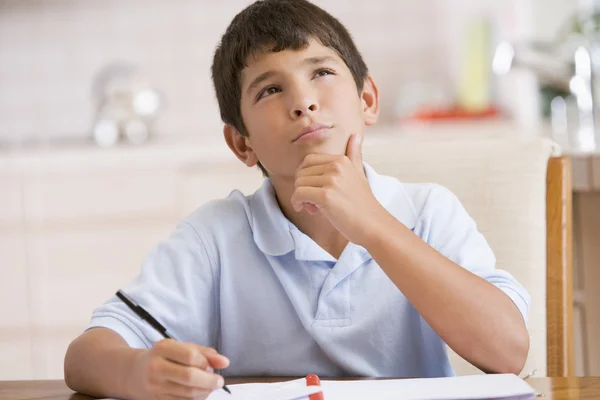 Jongen doet zijn huiswerk — Stockfoto