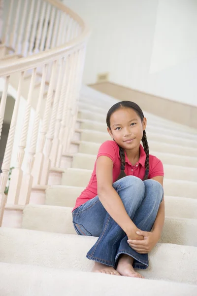 自宅で階段の吹き抜けに座っている若い女の子 — ストック写真