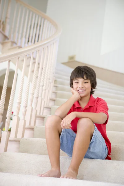Fiatal fiú ül otthon a lépcsőházban — Stock Fotó