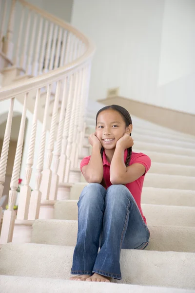 집에 계단에 앉아 어린 소녀 — 스톡 사진