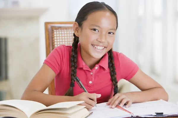 Mädchen Macht Ihre Hausaufgaben — Stockfoto