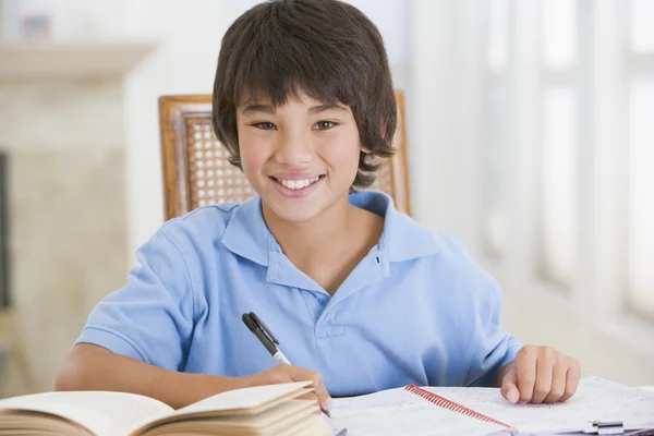 Junge Macht Seine Hausaufgaben — Stockfoto