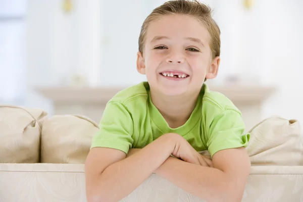 Mladý chlapec se usmívá do kamery — Stock fotografie