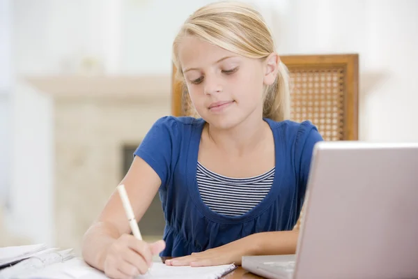 Fiatal Lány Csinál Házi Feladatot Használ Laptop — Stock Fotó