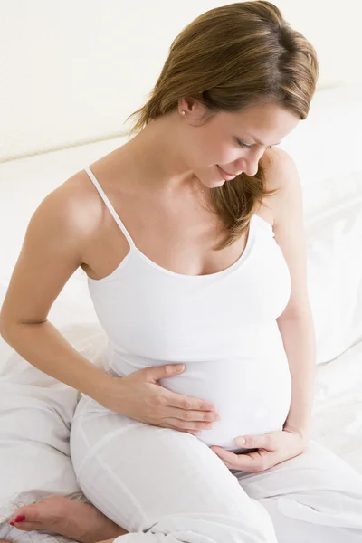 Těhotná Žena Sedí Posteli Úsměvem — Stock fotografie
