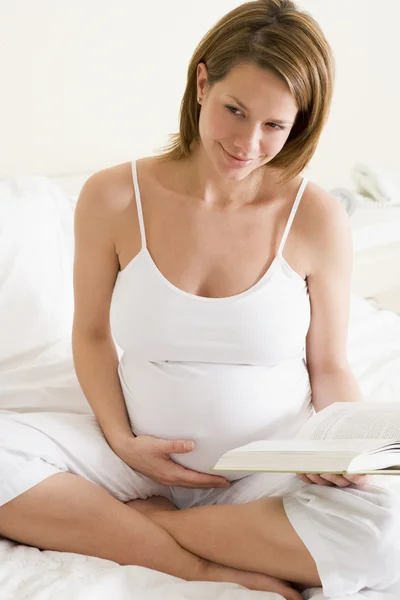Mujer Embarazada Dormitorio Leyendo Libro Sonriendo —  Fotos de Stock