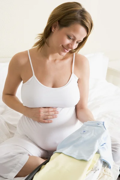 Gravid Kvinna Förpackning Baby Kläder Resväska Leende — Stockfoto