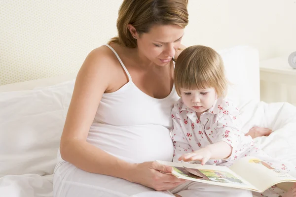 Schwangere Liest Mit Tochter Schlafzimmer Buch — Stockfoto