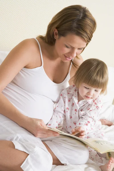 Mujer Embarazada Dormitorio Libro Lectura Con Hija — Foto de Stock
