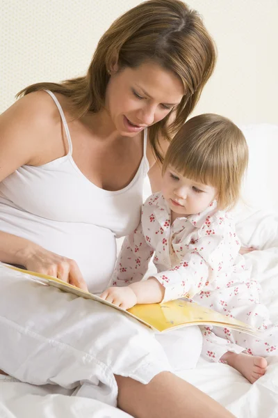 Yatak Odası Okuma Kitabı Kızı Hamile Kadın — Stok fotoğraf
