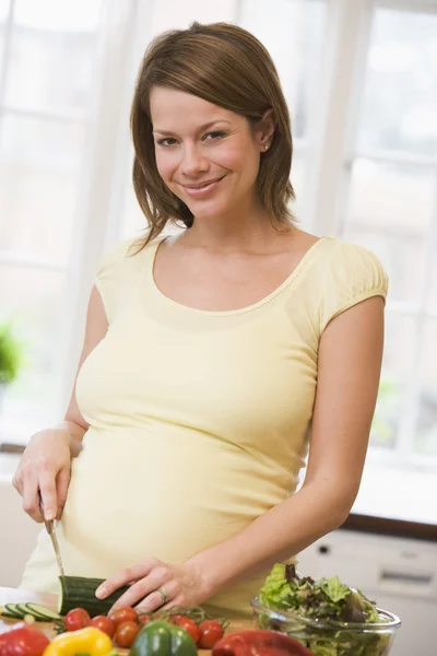 Gravid Kvinna Köket Att Göra Sallad Leende — Stockfoto