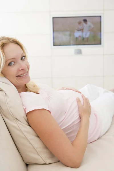 Mujer embarazada sosteniendo — Foto de Stock