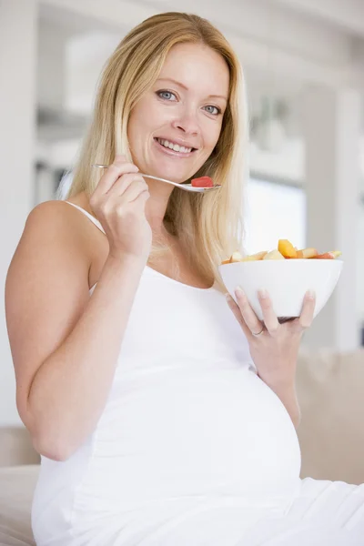 Kobieta Ciąży Miskę Owoców Sałatka Uśmiechający Się — Zdjęcie stockowe