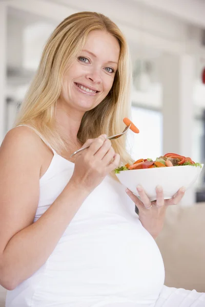 Gravid Kvinna Med Skål Sallad Leende — Stockfoto