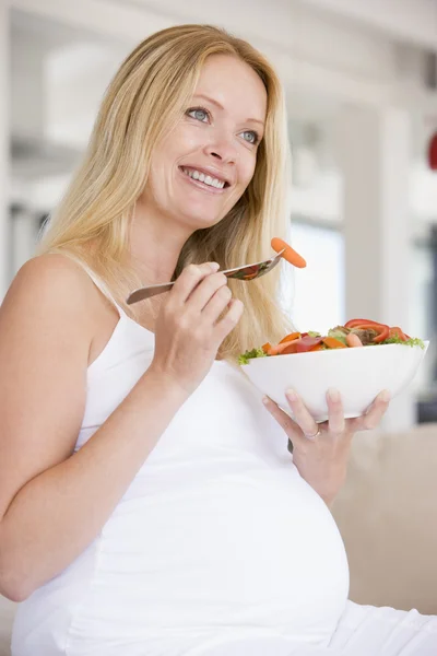 Těhotná Žena Miskou Salátu Úsměvem — Stock fotografie