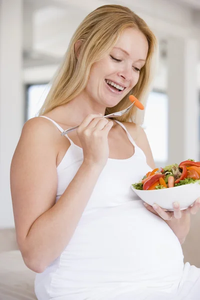 Gravid Kvinna Med Skål Sallad Leende — Stockfoto