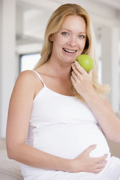 Mujer Embarazada Comiendo Manzana Sonriendo —  Fotos de Stock