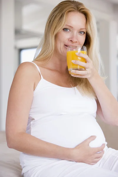孕妇与杯橙汁 — 图库照片