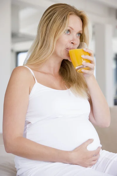 Έγκυος γυναίκα με ποτήρι χυμό πορτοκαλιού — Φωτογραφία Αρχείου