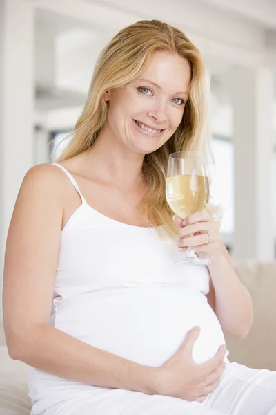 Mujer Embarazada Con Copa Vino Blanco Sonriendo —  Fotos de Stock