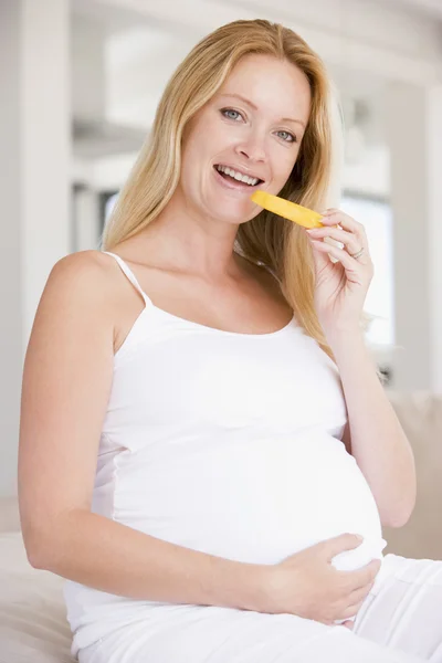 Kobieta Ciąży Jedzenie Kromka Melon Uśmiechając Się — Zdjęcie stockowe