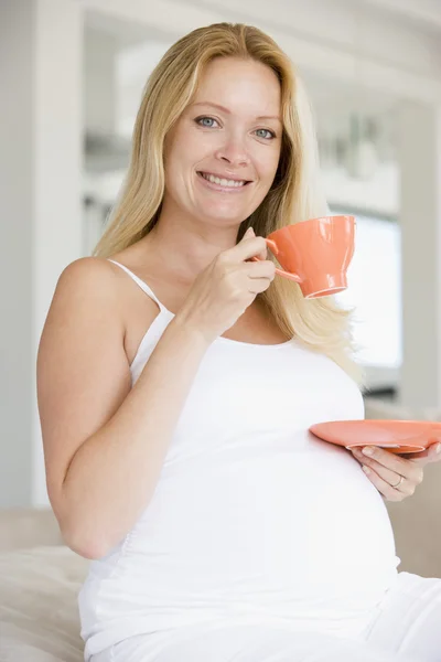 孕妇用杯茶微笑 — 图库照片