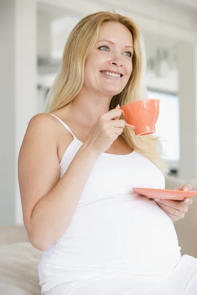 紅茶のカップと妊娠中の女性 — ストック写真