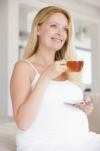 Kobieta Ciąży Filiżanką Herbaty Uśmiechający Się — Zdjęcie stockowe