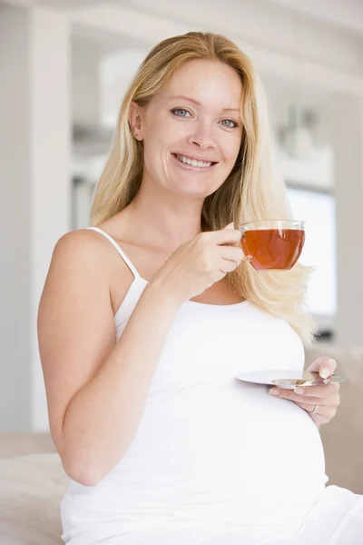 Mujer Embarazada Con Taza Sonriendo — Foto de Stock