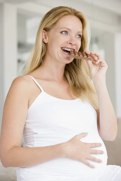 Zwangere Vrouw Met Chocolade Lachende — Stockfoto