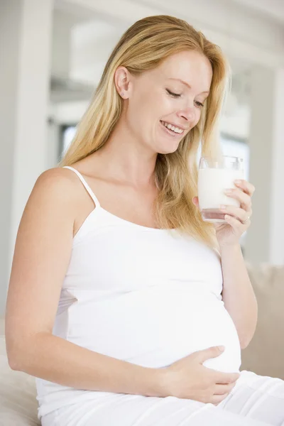 Těhotná Žena Sklenicí Mléka Úsměvem — Stock fotografie