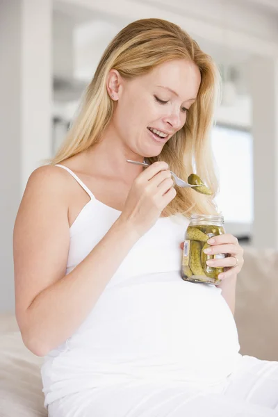 Femme enceinte avec des cornichons souriant — Photo