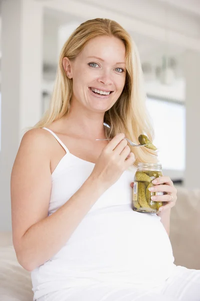 Kobieta w ciąży z marynaty uśmiechający się — Zdjęcie stockowe