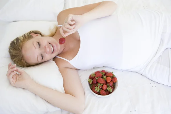 Pregnant Woman Lying Bed Bowl Strawberries Smiling — Stock Photo, Image