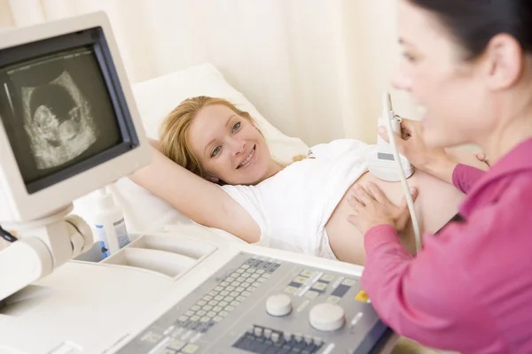 Mujer Embarazada Que Recibe Ultrasonido Del Médico —  Fotos de Stock
